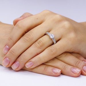 Inel de logodna argint Solitar cu cristale laterale mici TRSR031, Corelle